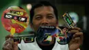 Harsono (42), menunjukkan kacamata dengan filter khusus untuk melihat fenomena gerhana matahari di Jogja Astro Club, Yogyakarta, Minggu (6/3). Kacamata gerhana matahari menjadi buruan warga yang ingin menyaksikan fenomena alam itu (Boy Harjanto)