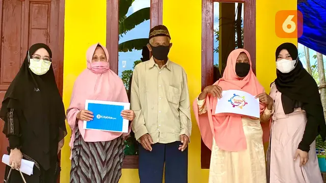 Penyerahan secara resmi rumah untuk Kakek yang viral karena salat Idul Adha menggunakan seragam SMA (Liputan6.com/Dok: Andi Salsabila)