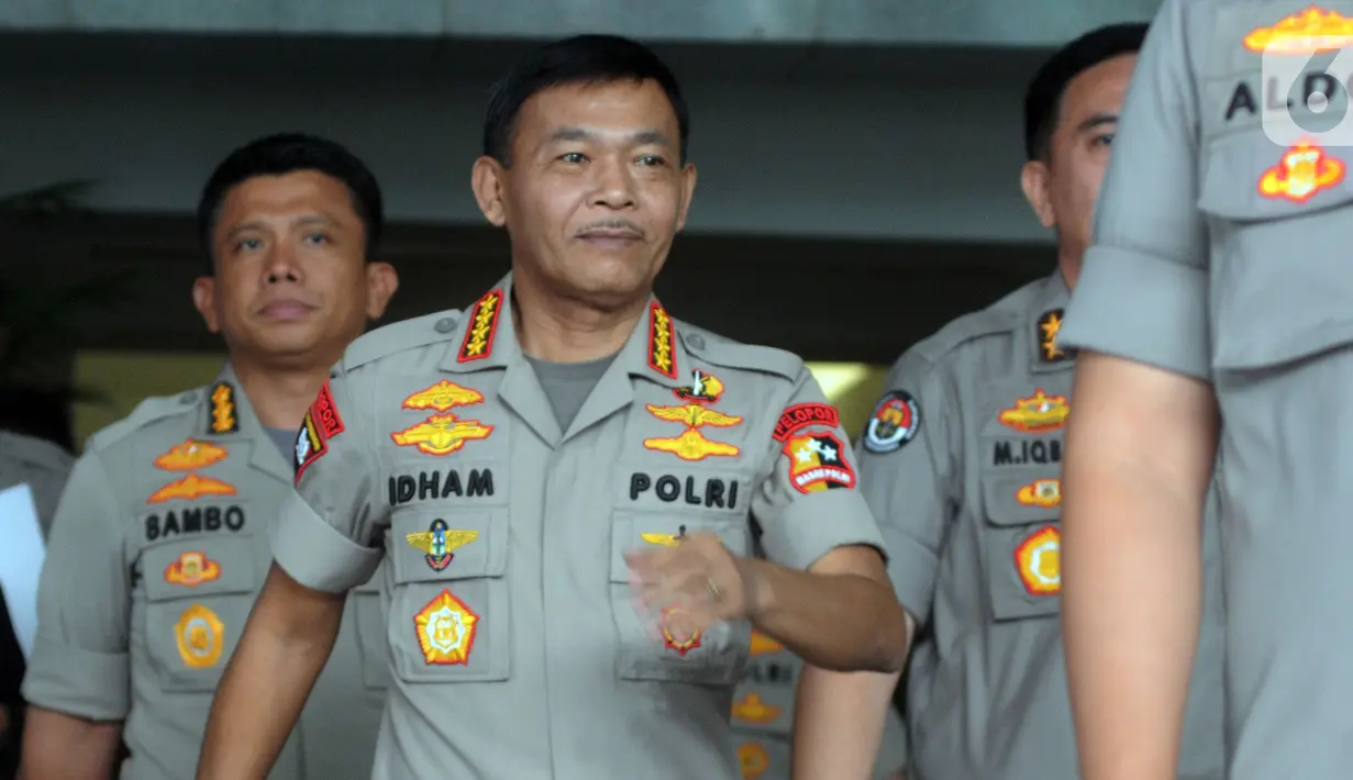 Kapolri Jenderal Idham Azis (tengah) meninggalkan Gedung KPK usai menggelar pertemuan tertutup, Jakarta, Senin (4/11/2019). Pertemuan membahas sinkronisasi antara Kepolisian dengan KPK. (merdeka.com/Dwi Narwoko)