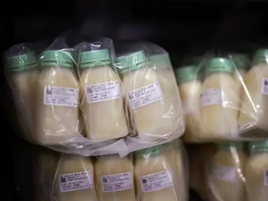 Botol berisi ASI donor yang dipasteurisasi disimpan di lemari es di University of California Health Milk Bank, San Diego, Jumat (13/5/2022). Kelangkaan susu formula bayi di Amerika Serikat telah memicu gelombang minat di kalangan ibu yang ingin menyumbangkan ASI untuk membantu menjembatani kesenjangan pasokan serta mereka yang ingin bayi mereka tetap makan. (AP Photo/Gregory Bull)