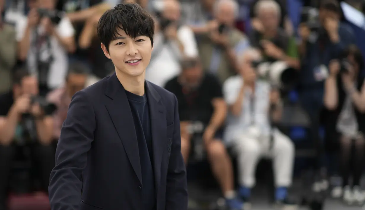 <p>Song Joong-ki berpose dalam sesi photo call untuk film Hopeless di Festival Film Cannes 2023. Ini merupakan debut perdananya di festival bergengsi tersebut. (AP Photo/Daniel Cole)</p>