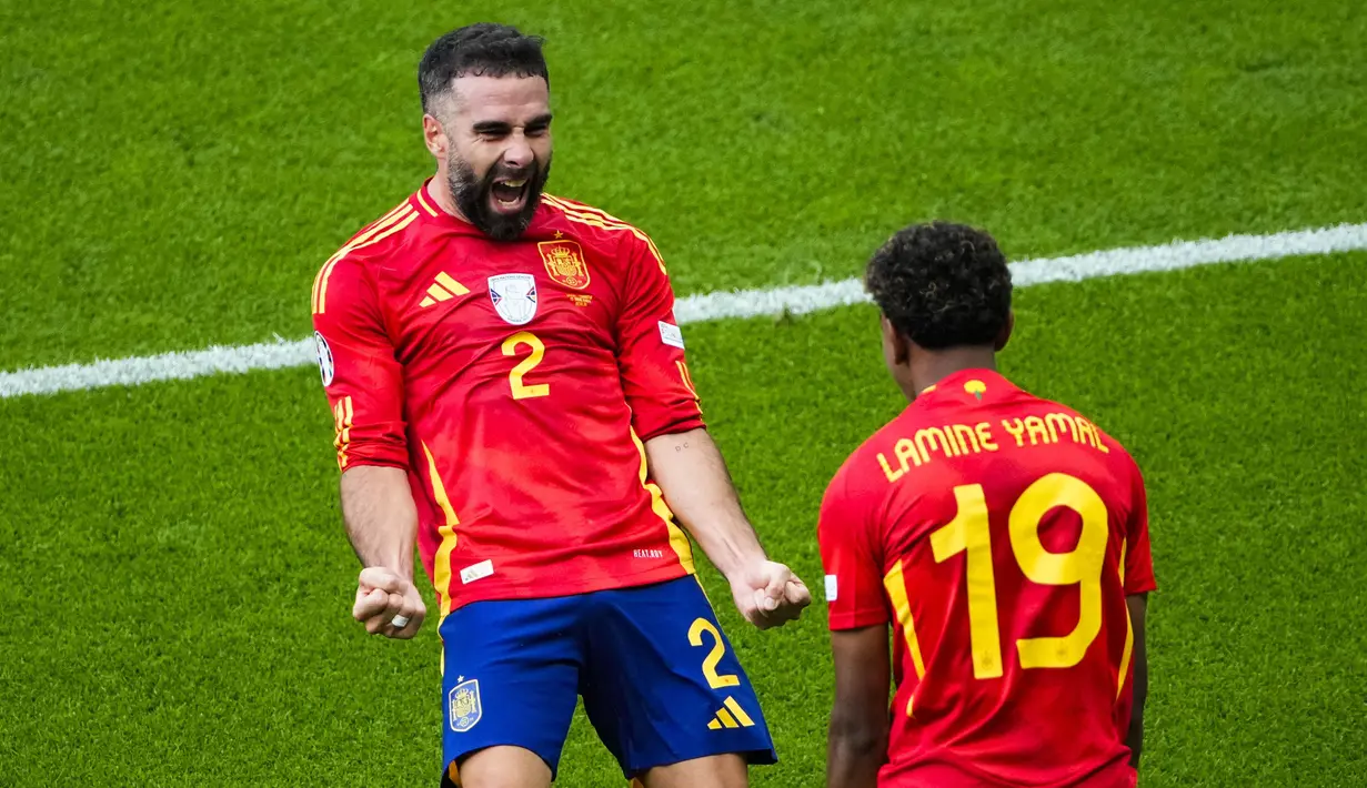 Pemain Spanyol, Dani Carvajal merayakan gol bersama Lamine Yamal saat melawan Kroasia pada laga grup B Euro 2024  di Stadion Olympia, Berlin, Minggu (16/6/2024). Yamal berhasil memecahkan rekor yang dimiliki Kacper Kozlowski di Euro 2020 kemarin, di mana ia pada saat itu bermain untuk timnas Polandia di usia 17 tahun dan 246 hari. (AP Photo/Petr Josek)