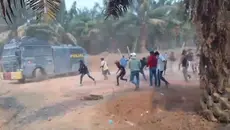 Duduk Perkara Water Cannon Polisi Dilempari Massa Bawa Sajam di Mesuji