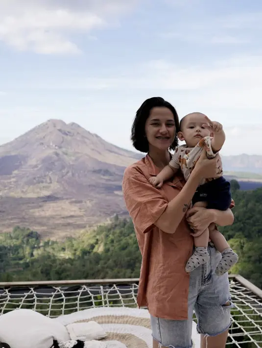 Menjadi ibu dengan tiga orang anak, tampilan nyaman tentu jadi kunci utama. Ia hadirkan kesempurnaan lewat gaya kasual yang gaya dan nyaman dipakai dengan denim dan kemeja linen. [foto: Instagram/ Dahlia Poland]