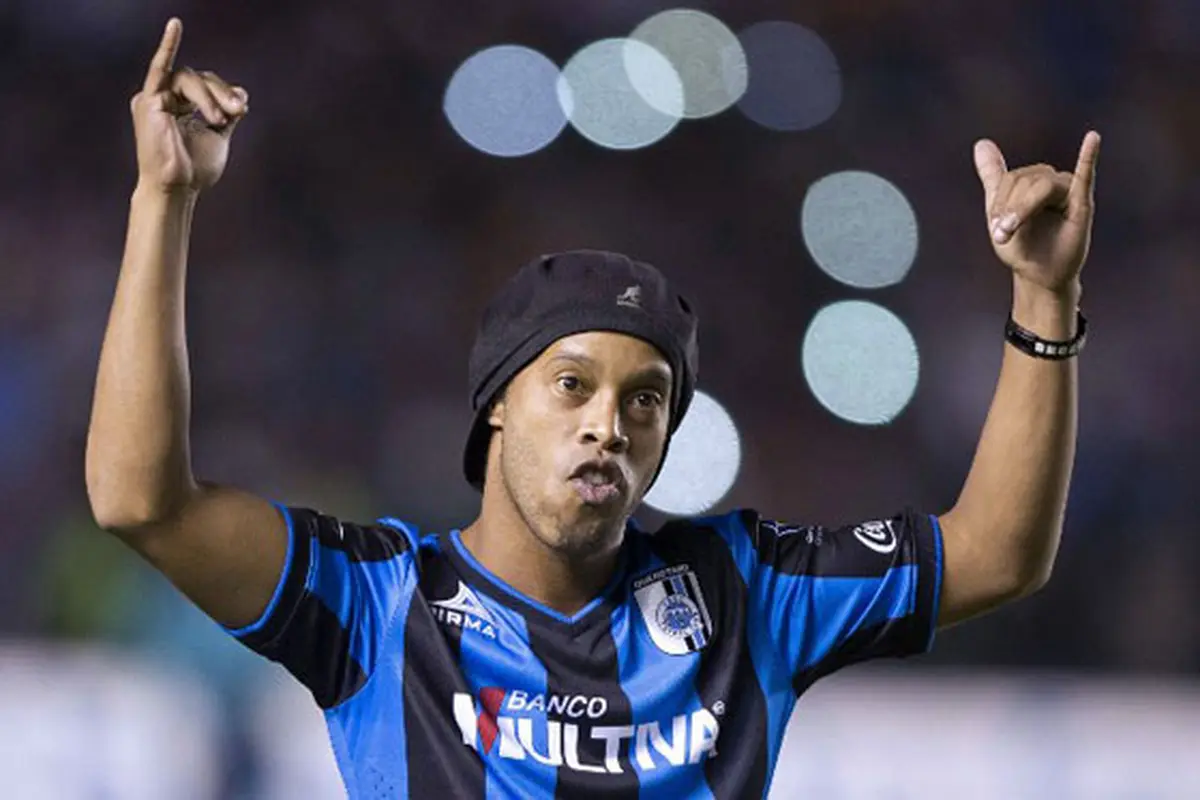 Video Tendangan Penalti ke Langit Warnai Debut Ronaldinho
