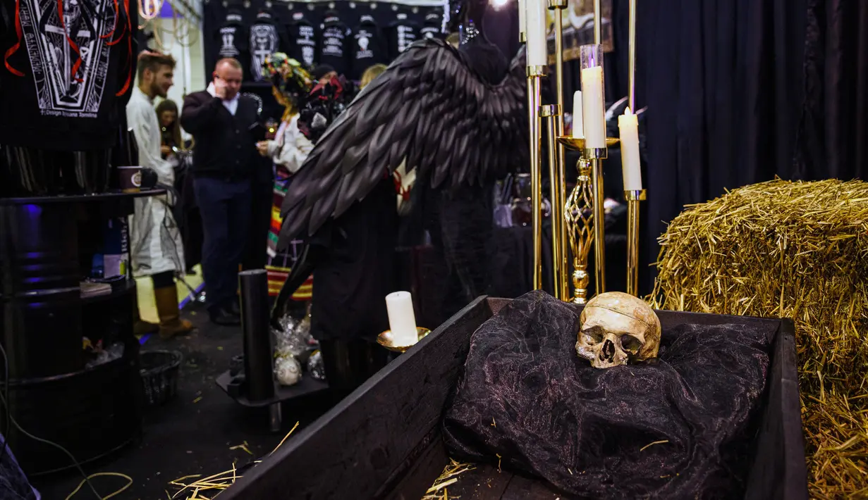 Pengunjung mengambil bagian dalam pameran pemakaman di Moskow, Rusia, pada Selasa (26/10/2021). Pameran pemakaman tahunan tersebut telah dibuka di Moskow meskipun ada peningkatan kasus pandemi virus corona COVID-19. (Dimitar DILKOFF / AFP)