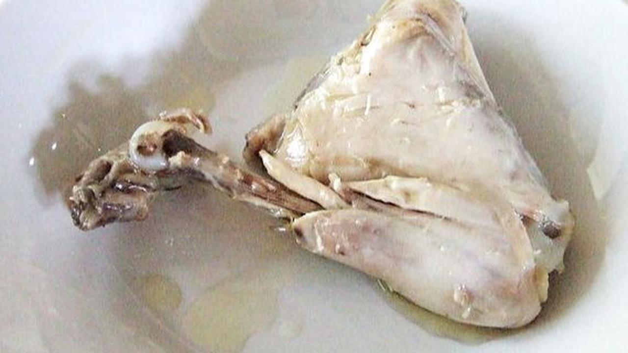 1. Resep Ayam Pop

Resep masakan Padang yang pertama adalah ayam pop.

Beda dengan ayam goreng Padang lainnya, ayam pop berwarna lebih pucatdan tidak berkulit.

Walaupun begitu, rasanya gurih karena sudah diungkep bersama air kelapa, bawang putih, d