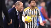 Pelatih Juventus, Massimiliano Allegri, berteriak saat memberikan arahan kepada anak asuhnya melawan Udinese pada laga lanjutan pekan ke-24 Serie A di Allianz Stadium, Selasa (13/2/2024). Juve dipermalukan Udinese dengan skor 0-1. (Fabio Ferrari/LaPresse via AP)