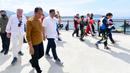 Presiden Joko Widodo atau Jokowi berjalan usai ajang balap perahu F1H2O/Powerboat di Pelabuhan Muliaraja Napitupulu Balige, Kabupaten Toba, Provinsi Sumatra Utara, Minggu (26/2/2023). Bartek Marszalek asal Polandia berhasil mengantongi 20 poin dan duduk di puncak klasemen sementara F1H2O musim balap 2023. (Foto: Muchlis Jr - Biro Pers Sekretariat Presiden)