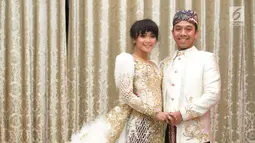 Pemain sinetron Sheza Idris bersama pasangannya Surya Ibrahim berpose untuk difoto  saat melakukan fitting baju pernikahan di kawasan Tebet, Jakarta, Kamis (3/8). (Liputan6.com/Herman Zakharia)