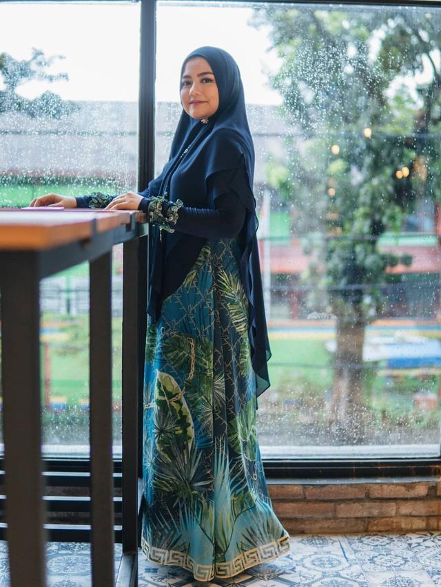 Potret Tika Eks T2 Kenakan Baju Gamis, Bisa Jadi Inspirasi. (Sumber: Instagram/tika_ramlan)