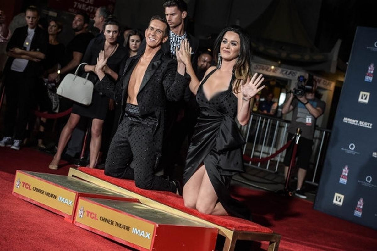 Penampilan hot Katy Perry saat mencetak tangannya ke semen