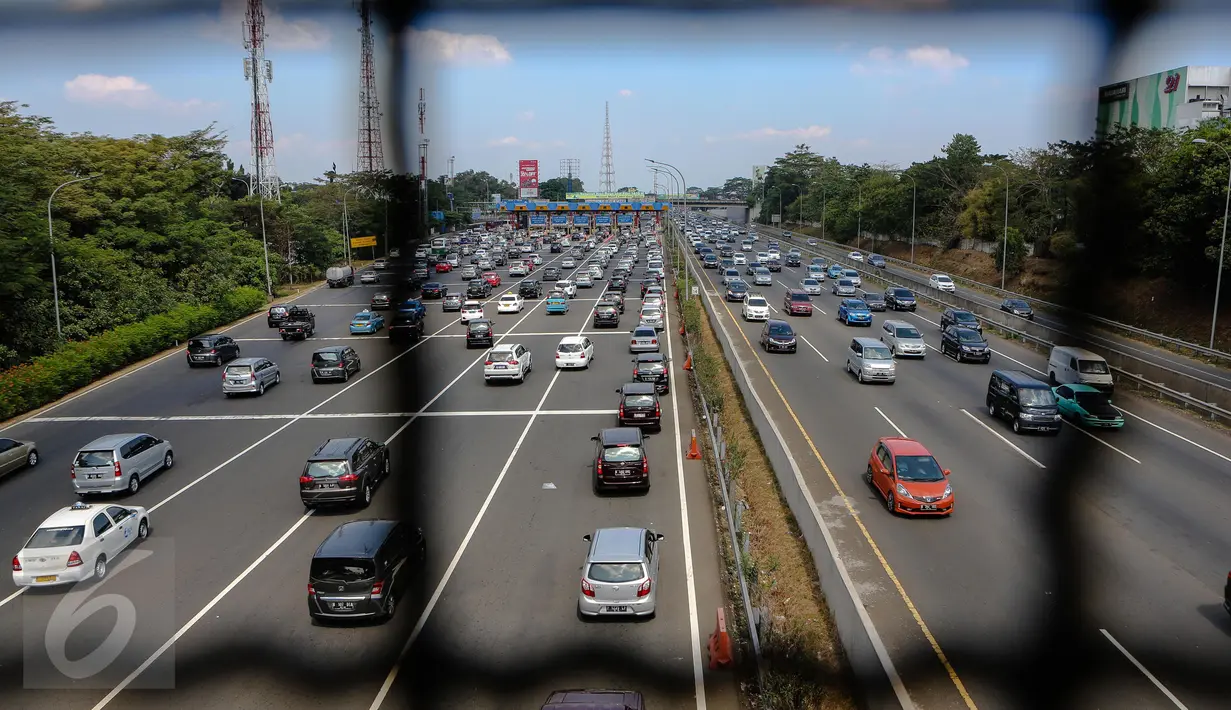  Tol Jagorawi terlihat padat di hari pertama Lebaran, Jakarta, Jumat (17/7/2015). Libur Idul Fitri dan cuti bersama dimanfaatkan warga Jakarta dan sekitarnya untuk bersilaturahmi dan rekreasi di sejumlah tempat wisata. (Liputan6.com/Faizal Fanani)