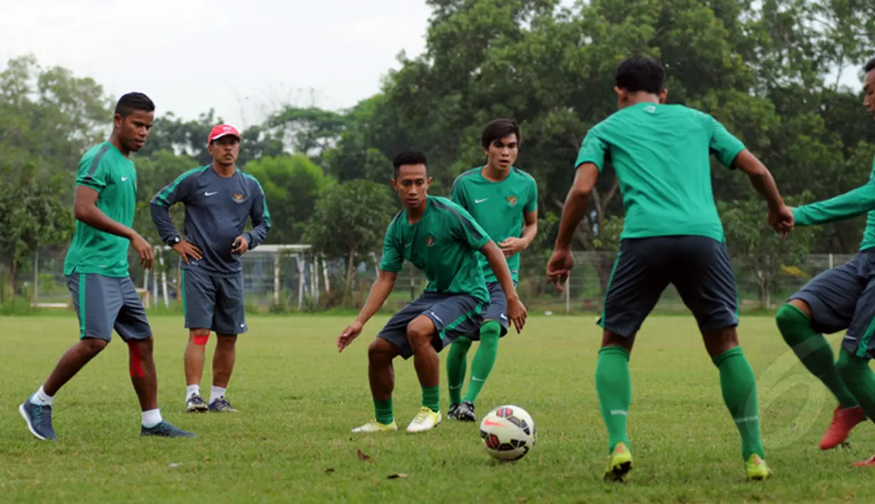 Gelandang timnas U22 Indonesia, Manahati Lestusen (kiri) terlihat ikut berlatih bersama di Lapangan Sutasoma, Halim Perdanakusuma, Jakarta, Selasa (3/3/2015). (Liputan6.com/Helmi Fithriansyah)