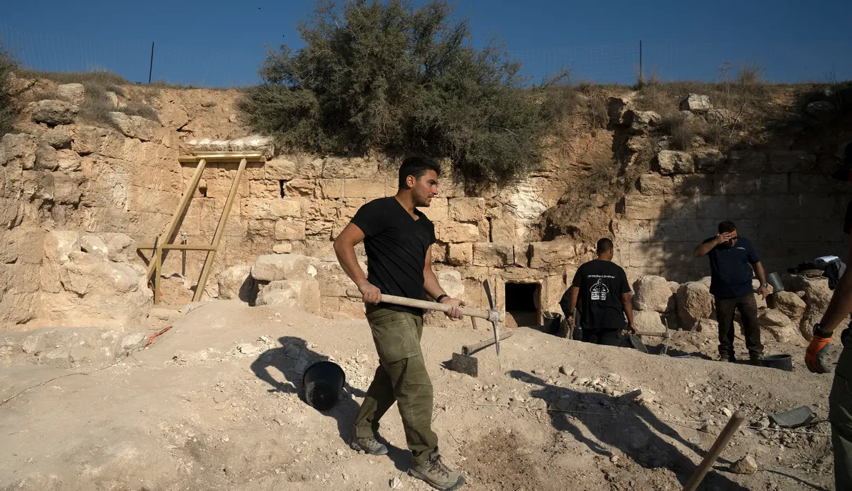Relawan menggali situs gua pemakaman Periode-Bait Suci Kedua atau Gua Salome berusia 2000 tahun yang baru-baru ini ditemukan di Hutan Lachish, Israel, 20 Desember 2022. Umat Kristen mengasosiasikan kompleks pemakaman ini dengan Salome, bidan Yesus yang disebutkan dalam Injil. (AP Photo/Maya Alleruzzo)