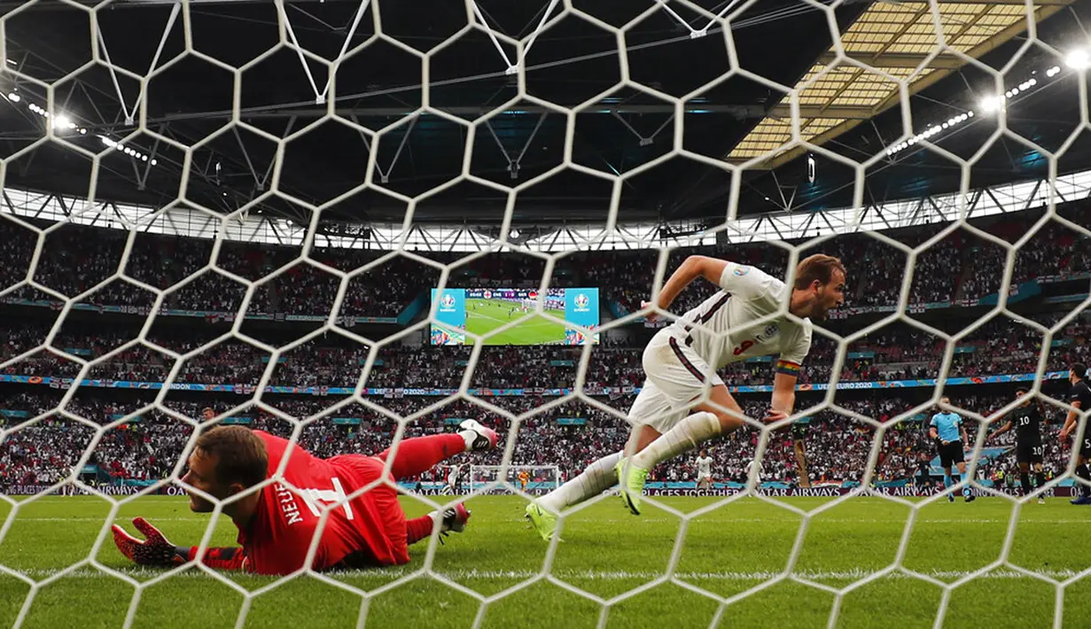 Pemain Inggris Harry Kane (kanan) melakukan selebrasi usai mencetak gol ke gawang Jerman pada pertandingan babak 16 besar Euro 2020 di Stadion Wembley, London, Inggris, Selasa (29/6/2021). Inggris menang 2-0. (AP Photo/Frank Augstein)