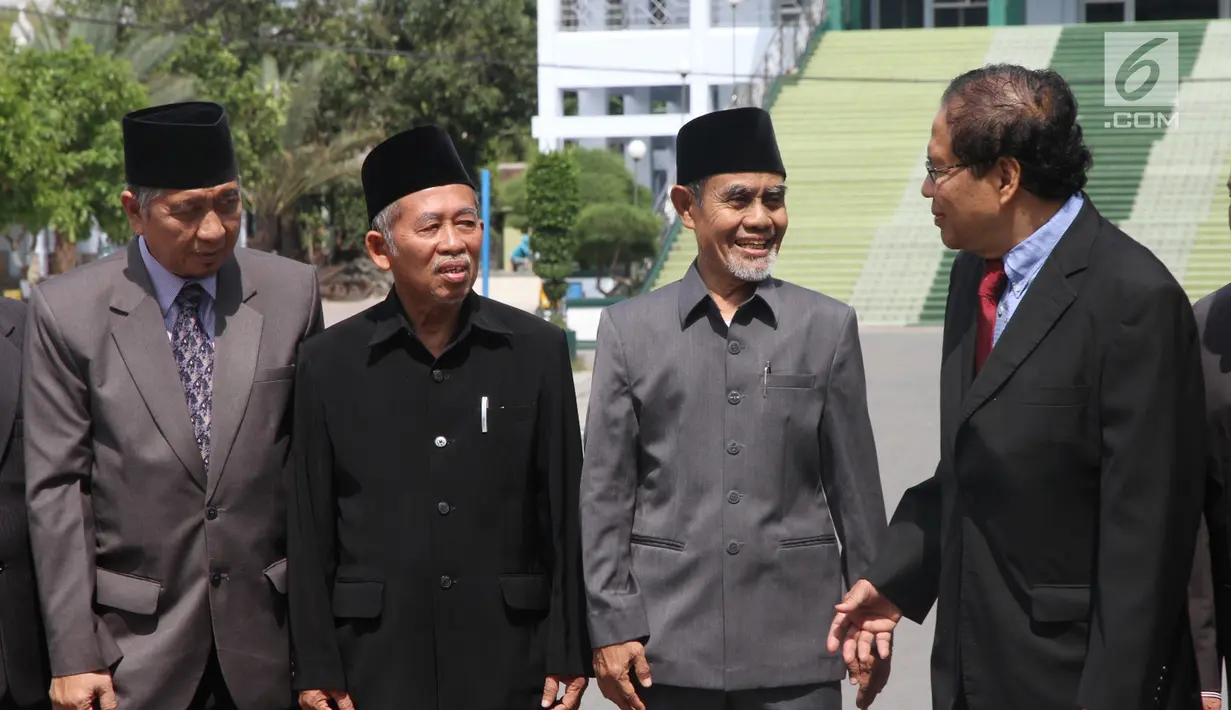 Tokoh Nasional, Rizal Ramli saat berbincang dengan Pimpinan Pondok Pesantren pada kunjungan dan kulaih umum Pondok Pesantren Gontor dan Universitas UNIDA Gontor di Ponorogo, Jawa Timur, Minggu (15/10). (Liputan6.com/Pool/Sin)