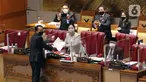 Ketua Baleg DPR Supratman Andi Agtas (kiri) menyerahkan naskah laporan prolegnas RUU prioritas dalam rapat paripurna ke-15 masa sidang IV tahun 2020-2021 di Kompleks Parlemen, Senayan, Jakarta, Selasa (23/3/2021). (Liputan6.com/Angga Yuniar)