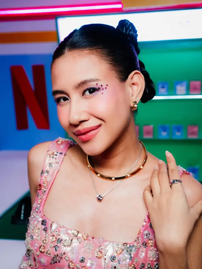 Bak Idol K-Pop, Makeup Shenina Cinnamon dengan Rhinestone di Press Conference Night Shift for Cuties Curi Perhatian