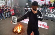 FOTO: Buruh  dan Mahasiswa Gelar Aksi May Day di Depan Gedung DPR