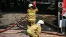 Petugas pemadam kebakaran usai melakukan pendingan di Gedung Kejaksaan Agung RI yang terbakar, Minggu (23/8/2020). Kebakaran di gedung Kejaksaan Agung pada Sabtu (22/8) malam akhirnya padam dan kini bangunan tersebut menyisakan bagian hitam legam. (Liputan6.com/Faizal Fanani)