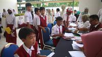 Selama simulasi, para siswa akan mendapat seragam dan keperluan sekolah, cek kesehatan gratis, talent mapping, uji coba pembelajaran akademik dengan memperkenalkan Learning Management System (LMS), hingga pengenalan tata tertib. (merdeka.com/Arie Basuki)