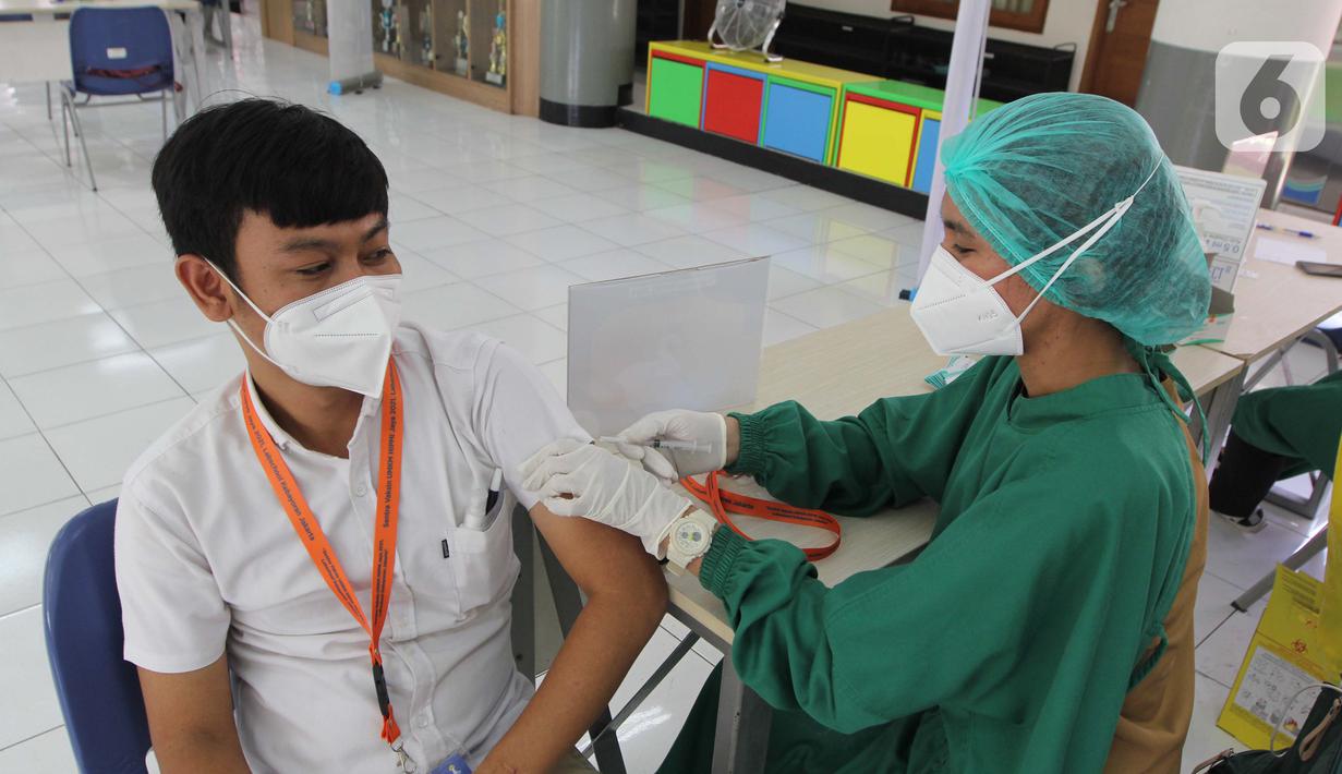 Warga divaksin pada vaksinasi HIPMI Jaya di SMP dan SMA Labschool Kebayoran, Jakarta Selatan, Sabtu (03/7/2021). Akselarasi Vaksin sinovac dalam upaya mendukung program Pemerintah untuk mencegah penyebaran  Covid-19. (Liputan6.com/Fery Pradolo)