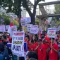 Solidaritas Perjuangan Pekerja Migran Indonesia (yang terdiri dari mahasiswa, PMI dan Keluarga, dan NGO) berkumpul di depan Patung Kuda, Monas, Jakarta pada Senin 31 Juli 2023. Mereka meminta Presiden RI Joko Widodo (Jokowi) untuk merevisi sejumlah undang-undang Kementerian Ketenagakerjaan terkait penempatan PMI di luar negeri (Istimewa)
&nbsp;