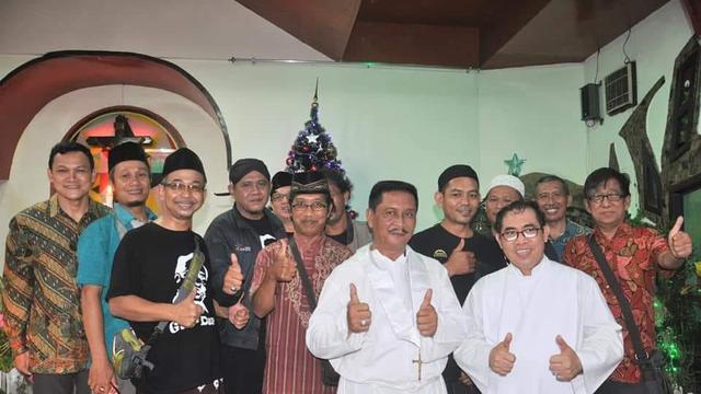 Komunitas Islam dan Nasrani berfoto bersama usai pembubaran panitia buka bersama kerukunan umat beragama yang bersamaan dengan hari peringatan Kenaikan Isa Almasih. (Foto: Liputan6.com/Lesbumi/Muhamad Ridlo)