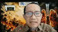 Polusi asap kebakaran hutan dan lahan (karhutla) mengandung partikel halus yang dapat menembus paru-paru, memicu peradangan, memperburuk asma dan PPOK, serta mengganggu perkembangan paru anak. (Foto: Skrinsyut Zoom IHDC)