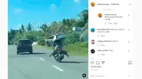 Video pengendara motor wanita atau emak-emak yang bergaya ekstrem di jalan raya viral di sosial media. (Instagram @netizenracing)