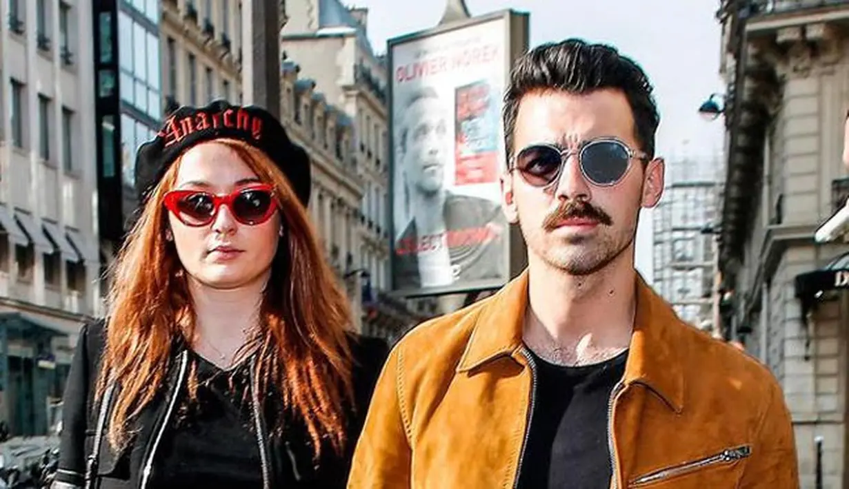 Pernikahan Joe Jonas dan Sophie Turner sudah mulai tersiar. Kabarnya, pasangan ini akan menikah di saat Natal tahun2017 mendatang. Benar kah? Selain itu, sudah ternungkap juga mengenai lokasi pernikahannya. (Doc. Enews)