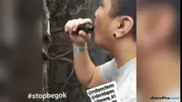 Pria pengunjung Batu Secret Zoo itu mengaku hanya iseng saat menyembur seekor monyet dengan asap vape. Padahal, monyet itu terlihat sesak napas. (dok. istimewa/JawaPos.com)