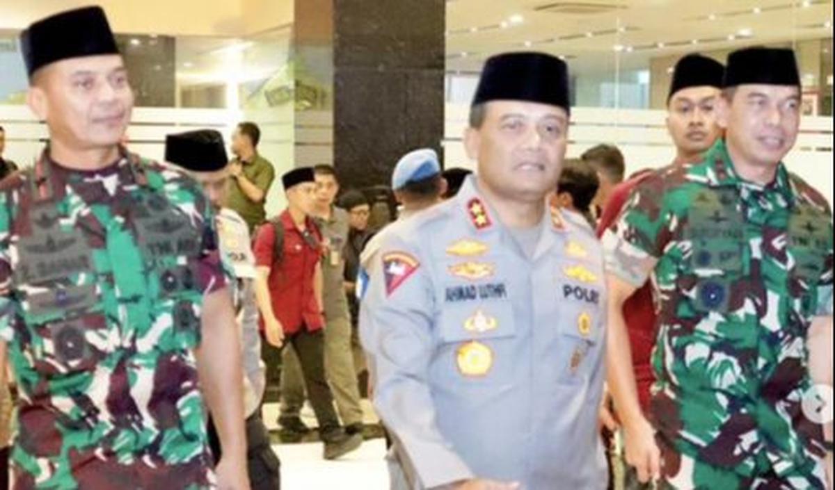 Menggunakan seragam dinas masing-masing, para jenderal TNI-Polri itu kompak menggunakan peci berwarna hitam.
