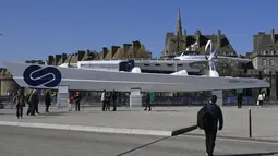 Sejumlah pengunjung melihat perahu Energi Observer yang dipamerkan di kota Saint-Malo, Prancis (4/7). Rencananya perahu ini akan melakukan tur dunia selama enam tahun. (AFP Photo/Damien Meyer)