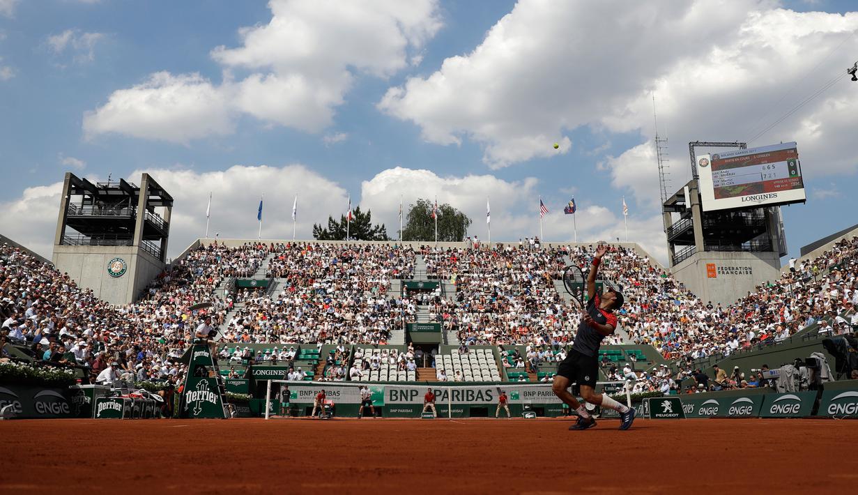 Suasana pertandindangan antara Petenis asal Inggris Andy Murray dan petenis Slowakia Martin Klizan di Roland Garros stadium, Paris, (1/6). (AP Photo/Petr David Josek)