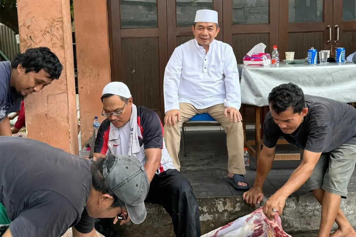 Ketua Fraksi PKS DPR RI Jazuli Juwaini melaksanakan pemotongan hewan kurban di sejumlah titik di wilayah Banten pada hari ini, Selasa (18/6/2024).