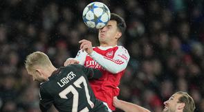 Pemain Arsenal, Martin Zubimendi berduel udara dengan pemain Bayern Munchen, Konrad Laimer dalam laga Liga Champions 2025/2026 di Emirates Stadium, London, Rabu (26/11/2025) waktu setempat. (AP Photo/Kin Cheung)