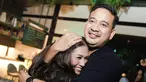 Pekan ini, Tata Janeeta dan Raden Brotoseno merayakan dua tahun pernikahan. Pelantun &ldquo;Sang Penggoda&rdquo; mengunggah 3 foto di sebuah lounge dengan baju serbahitam lewat akun Instagram terverifikasi. Bersama koleksi foto itu, ia mencuit, &ldquo;Alhamdulillah 2 tahun berhasil melewati segala ujian pernikahan, nikah itu tempat belajar bersama saling mengerti dan menerima.. tidak hanya persoalan selalu memaafkan tapi mau introspeksi dan memperbaiki diri.&rdquo; (Foto: Dok. Instagram @tatajaneetaofficial)