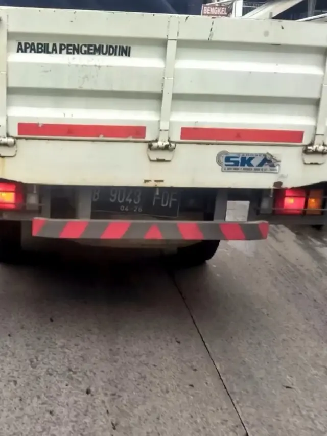 Spanduk Tak Lengkap Lucu