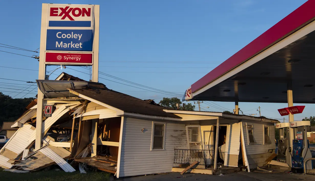 Sebuah rumah yang terendam banjir terlihat di Cooley Market di Waverly, Tennessee , Minggu (22/8/2021). Selain di Amerika Serikat, cuaca buruk yang memicu banjir atau tanah longsor juga terjadi di sejumlah negara lain belakangan ini. (Josie Norris/The Tennessean via AP)