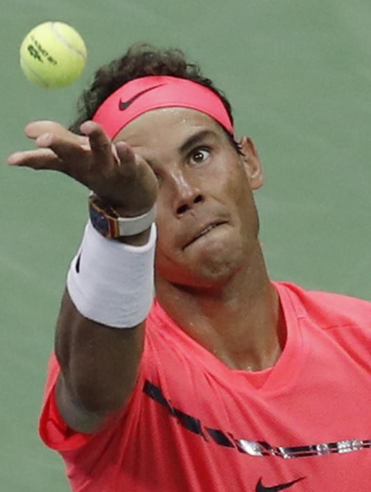 Tatapan Rafael Nadal sebelum melakukan servis ke arah lawannya Dusan Lajovic pada babak pertama Tenis AS Terbuka 2017 di Arthur Ashe Stadium, New York,  (29/8/2017). Nadal menang 8-6, 6-2, 6-2. (AP/Andres Kudacki)