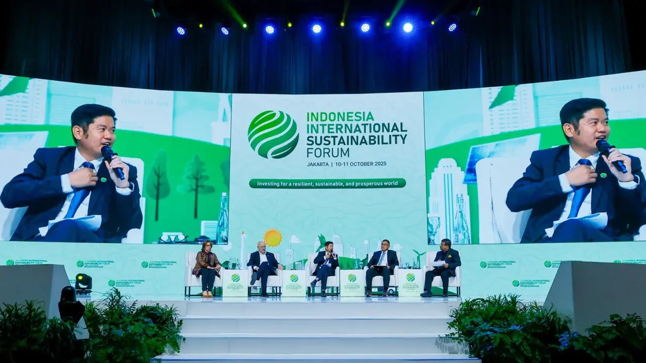Presiden Direktur PT Astra Agro Lestari Tbk Djap Tet Fa membahas pentingnya kolaborasi lintas sektor dalam memperkuat ketahanan pangan nasional dan penerapan praktik agribisnis berkelanjutan pada Indonesia International Sustainability Forum 2025. (Foto: A