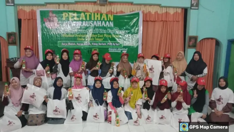 Ampera SandiUno For Ganjar mengadakan kegiatan yang dinilai tren ramah lingkungan ini untuk mengembangkan usaha kreatif dan menjadi komoditas yang memiliki daya saing tinggi di Kecamatan Seberang Ulu II, Kota Palembang, Sumatera Selatan, Rabu (27/12/2023)