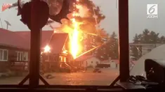 Momen saat petir menghantam sebuah pohon besar di AS terekam kamera warganet.