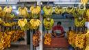 Meski harga pisang melonjak selama Ramadhan, namun permintaan terlayani. (Liputan6.com/Angga Yuniar)