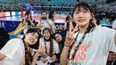 <p>Pemain Red Sparks, An Ye-rim (kanan), Yeum Hye-seon (kiri), Megawati Hangestri (tengah kiri) dan pemain Indonesia All Star Hany Budiarti (tengah kanan) berswafoto saat acara fans signing Fun Volleyball 2024 di Indonesia Arena, Senayan, Jakarta, Sabtu (20/04/2024). (Bola.com/Bagaskara Lazuardi)</p>