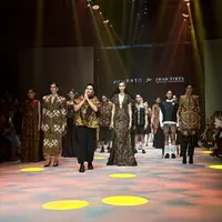 PIFW 2025, Ketika Desain Kontemporer Julianto Dikawinkan dengan Motif Batik Klasik Iwan Tirta
