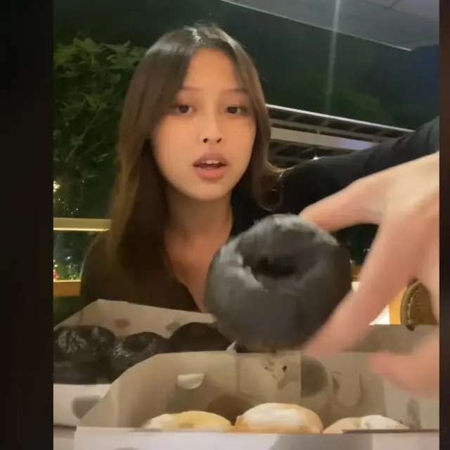 Viral Food Vlogger Review Donat Pinkan Mambo Seharga Rp200 Ribu, Kemasan dan Teksturnya Jadi Sorotan