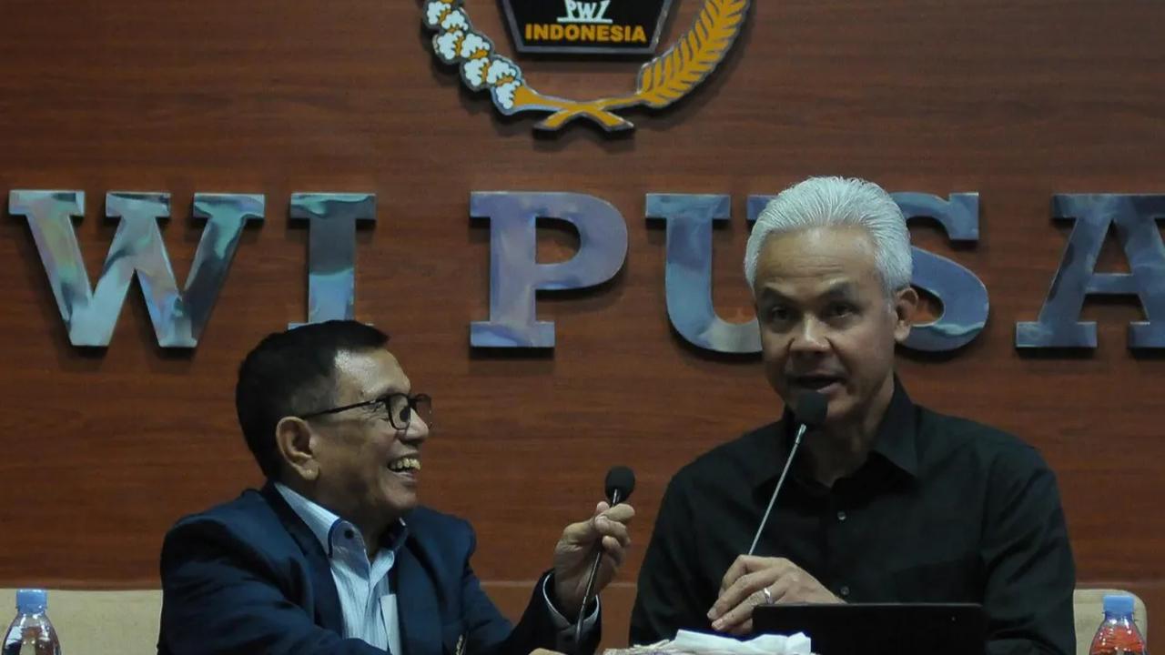 Capres nomor urut tiga, Ganjar Pranowo menghadir acara dialog bersama Persatuan Wartawan Indonesia (PWI) Pusat di Kantor Dewan Pers, Kebon Sirih, Jakarta Pusat, Kamis (30/11/2023).